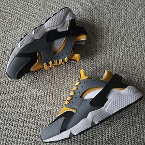Nike Men's Athletic Shoes in Gray and Yellow